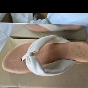 Andre Assous Leather Featherweights Slip-On Shoes NIB Sz 6